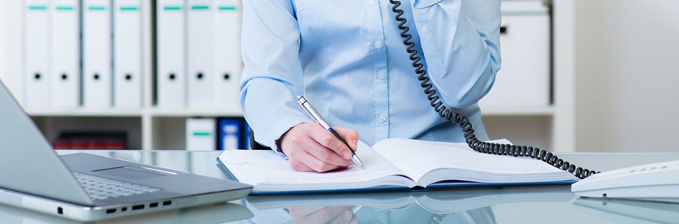 Kundenservice am Telefon – © pictworks - stock.adobe.com